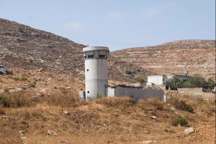 מתנחלים צועדים באזור פיגוע הירי שבו נרצחו נעמה ואיתם הנקין 2 באוקטובר 2015 (יותם רונן) מתנחלים צועדים באזור פיגוע הירי שבו נרצחו נעמה ואיתם הנקין 2 באוקטובר 2015 (יותם רונן)