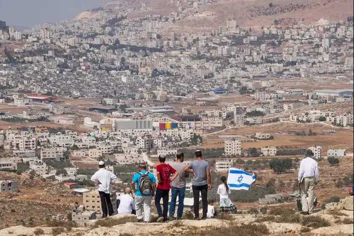 מתנחלים צועדים באזור פיגוע הירי שבו נרצחו נעמה ואיתם הנקין 2 באוקטובר 2015 (יותם רונן) מתנחלים צועדים באזור פיגוע הירי שבו נרצחו נעמה ואיתם הנקין 2 באוקטובר 2015 (יותם רונן)