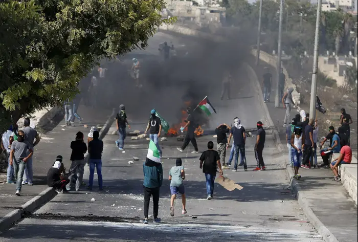עימותים בין פלסטינים לכוחות הביטחון בעיסאוויה, 4 באוקטובר 2015 (רויטרס) עימותים בין פלסטינים לכוחות הביטחון בעיסאוויה, 4 באוקטובר 2015 (רויטרס)