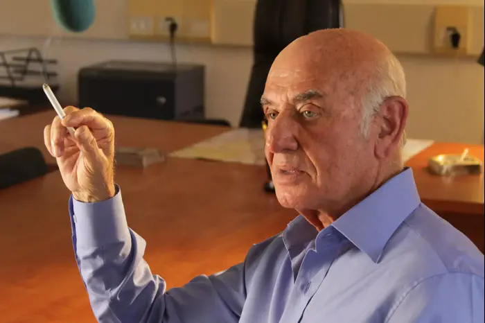 יעקב פרי מתוך סיגריה אחרונה עם רבין (יח"צ , מיכל נחום)