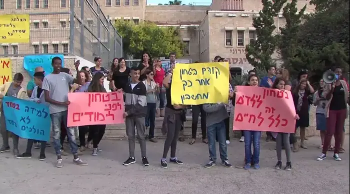 הפגנת תלמידים, הורים ומורים בבית הספר סליגסברג בארמון הנציב בעקבות בעיות אבטחה. ירושלים, אוקטובר 2015 (צילום מסך , גדעון צנטנר) הפגנת תלמידים, הורים ומורים בבית הספר סליגסברג בארמון הנציב בעקבות בעיות אבטחה. ירושלים, אוקטובר 2015 (צילום מסך , גדעון צנטנר)