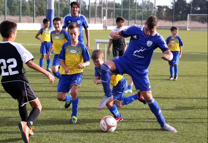 ילדים משחקים כדורגל (קובי אליהו) ילדים משחקים כדורגל (קובי אליהו)
