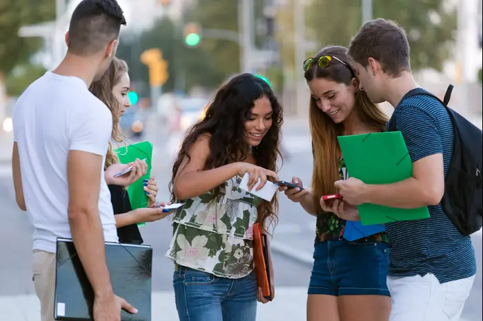 סטודנטים סמארטפון (ShutterStock) סטודנטים סמארטפון (ShutterStock)
