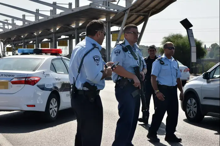 שוטרים מבצעים בידוק רכבים, דרך קיבוץ גלויות, תל אביב, 15 באוקטובר 2015 (ניב אהרונסון) שוטרים מבצעים בידוק רכבים, דרך קיבוץ גלויות, תל אביב, 15 באוקטובר 2015 (ניב אהרונסון)