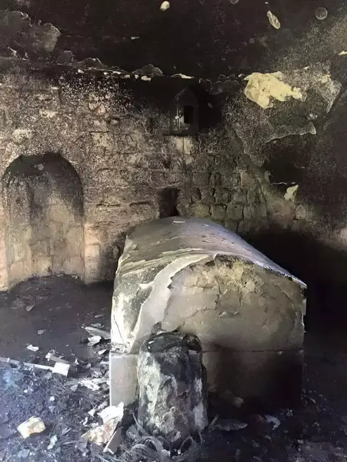 שריפה בקבר יוסף, שכם. הצתה בקבר יוסף, שכם. אוקטובר 2015 (צילום מסך) שריפה בקבר יוסף, שכם. הצתה בקבר יוסף, שכם. אוקטובר 2015 (צילום מסך)