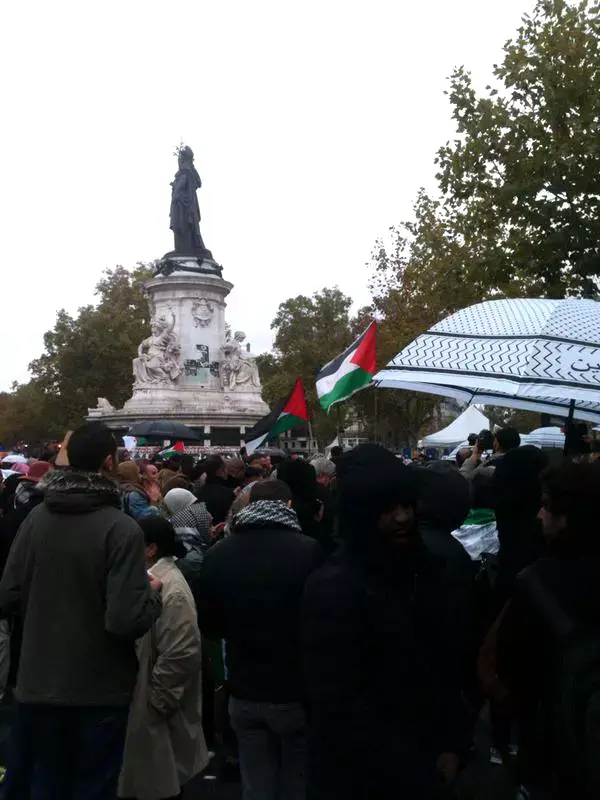 הפגנת BDS, לונדון, אוקטובר 2015 (צילום מסך , טוויטר) הפגנת BDS, לונדון, אוקטובר 2015 (צילום מסך , טוויטר)
