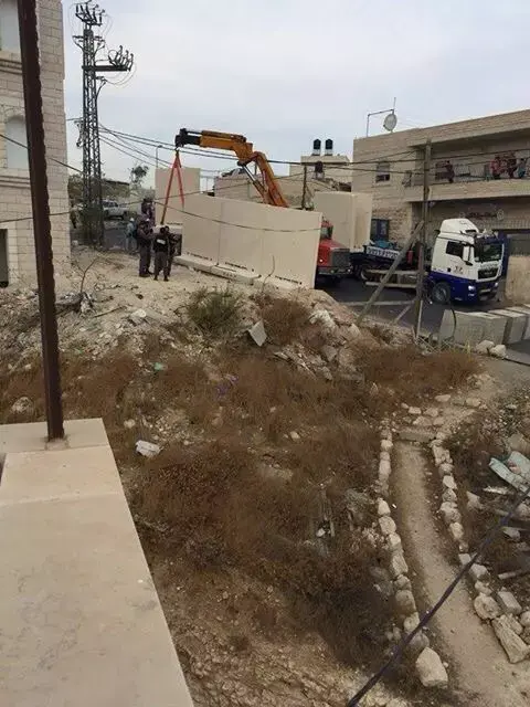 קירות בטון הוצבו ברחובות שכונת ארמון הנציב, ירושלים, 18 באוקטובר 2015 (צילום מסך , פייסבוק) קירות בטון הוצבו ברחובות שכונת ארמון הנציב, ירושלים, 18 באוקטובר 2015 (צילום מסך , פייסבוק)