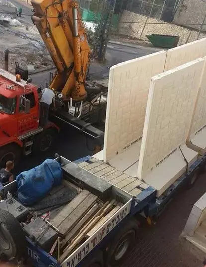 קירות בטון הוצבו ברחובות שכונת ארמון הנציב, ירושלים, 18 באוקטובר 2015 (צילום מסך , פייסבוק) קירות בטון הוצבו ברחובות שכונת ארמון הנציב, ירושלים, 18 באוקטובר 2015 (צילום מסך , פייסבוק)