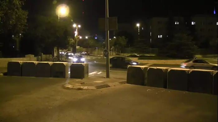 גדר בטון ובטונדות נפרסו ברחבי ירושלים לחציצה בין שכונות יהודיות לערביות (מור שאולי) גדר בטון ובטונדות נפרסו ברחבי ירושלים לחציצה בין שכונות יהודיות לערביות (מור שאולי)