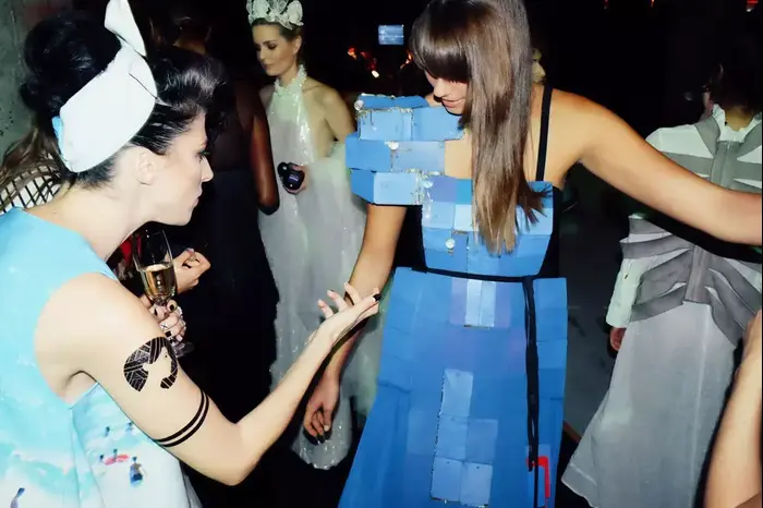 מאחורי הקלעים בתצוגת הגאלה של שבוע האופנה גינדי (יח"צ) מאחורי הקלעים בתצוגת הגאלה של שבוע האופנה גינדי (יח"צ)