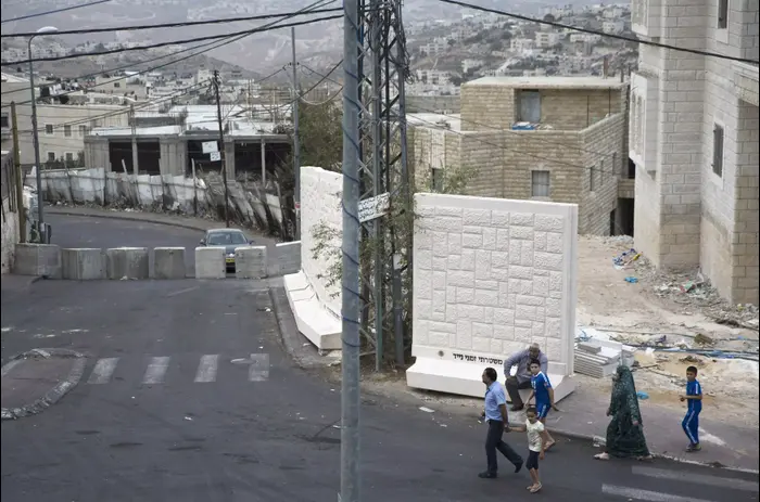 בטונדות כניסה לשכונת ג'בל מוכבר, ירושלים, 19 באוקטובר 2015 (רויטרס) בטונדות כניסה לשכונת ג'בל מוכבר, ירושלים, 19 באוקטובר 2015 (רויטרס)