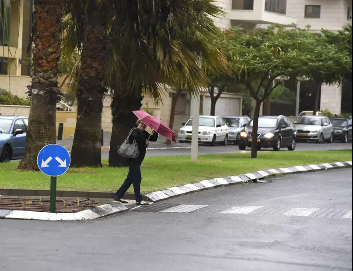 מזג אוויר חורפי בפתח תקווה, אוקטובר 2015 (ראובן קסטרו) מזג אוויר חורפי בפתח תקווה, אוקטובר 2015 (ראובן קסטרו)