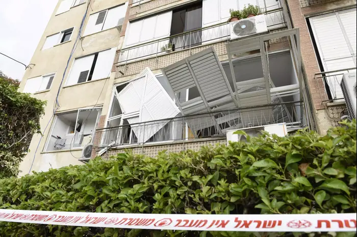 מטען חבלה התפוצץ בבניין מגורים בן 4 קומות ברחוב הופיין בחולון, 28 באוקטובר 2015 (ראובן קסטרו) מטען חבלה התפוצץ בבניין מגורים בן 4 קומות ברחוב הופיין בחולון, 28 באוקטובר 2015 (ראובן קסטרו)