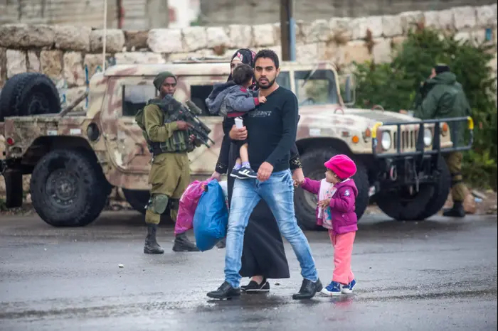 משפחה ערבית בחברון, אוקטובר 2015 (יותם רונן) משפחה ערבית בחברון, אוקטובר 2015 (יותם רונן)