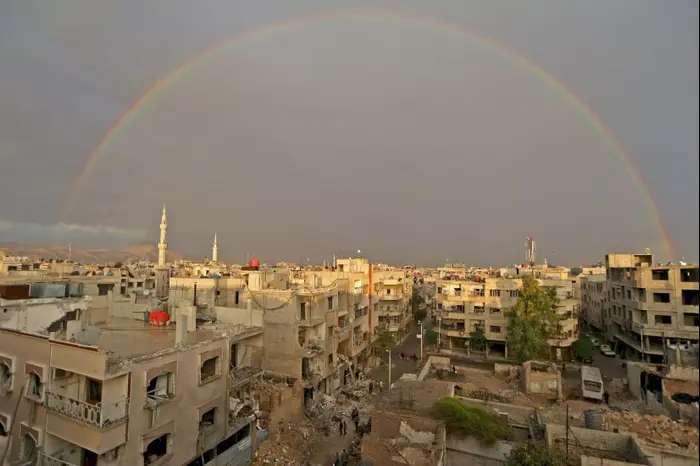 קשת על העיירה דומא שבסוריה, אוקטובר 2015 (רויטרס) קשת על העיירה דומא שבסוריה, אוקטובר 2015 (רויטרס)