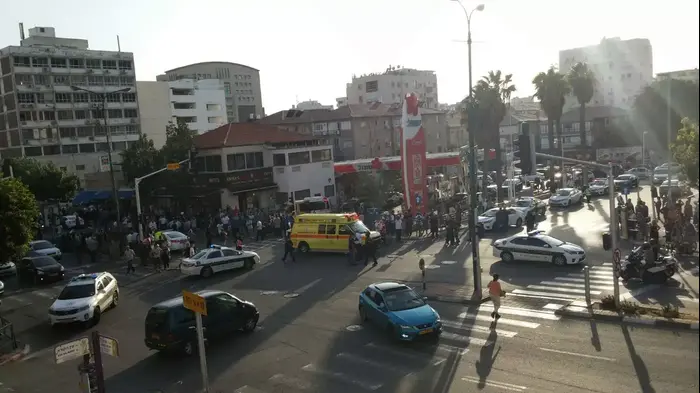 אירוע דקירה ברחוב הרצל פינת תרמ"ב, ראשון לציון, 2 בנובמבר 2015 (מערכת וואלה! NEWS) אירוע דקירה ברחוב הרצל פינת תרמ"ב, ראשון לציון, 2 בנובמבר 2015 (מערכת וואלה! NEWS)