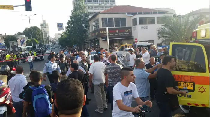 פיגוע דקירה ברחוב הרצל פינת תרמ"ב, ראשון לציון, 2 בנובמבר 2015 (מד"א , אלירן אביטל תיעוד מבצעי מד"א) פיגוע דקירה ברחוב הרצל פינת תרמ"ב, ראשון לציון, 2 בנובמבר 2015 (מד"א , אלירן אביטל תיעוד מבצעי מד"א)