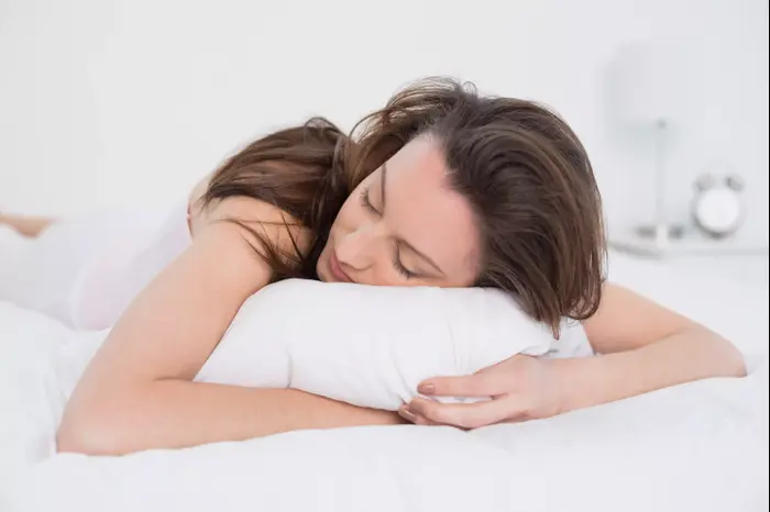 אישה ישנה על כרית (ShutterStock , שאטרסטוק) אישה ישנה על כרית (ShutterStock , שאטרסטוק)