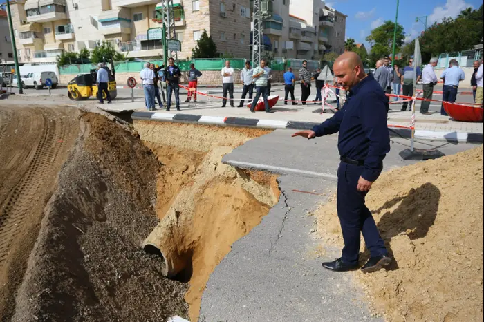 ראש העיר איתמר שמעוני מבקר בקטע הכביש שקרס ברחוב עולי הגרדום בעקבות ההצפות, אשקלון. נובמבר 2015 (לירון מולדובן ) ראש העיר איתמר שמעוני מבקר בקטע הכביש שקרס ברחוב עולי הגרדום בעקבות ההצפות, אשקלון. נובמבר 2015 (לירון מולדובן )