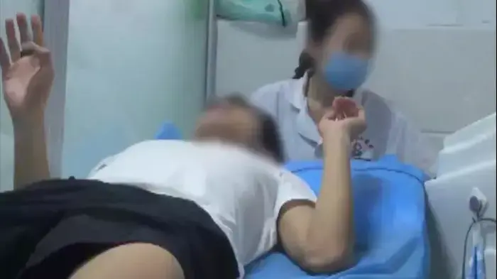 הצצה לטיפולי המרה להומוסקסואלים בסין (צילום מסך) הצצה לטיפולי המרה להומוסקסואלים בסין (צילום מסך)