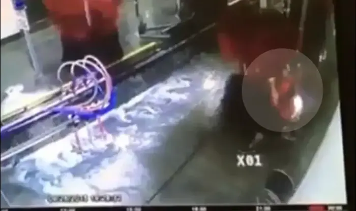 נתקע במתקן לשטיפת רכב (צילום מסך) נתקע במתקן לשטיפת רכב (צילום מסך)
