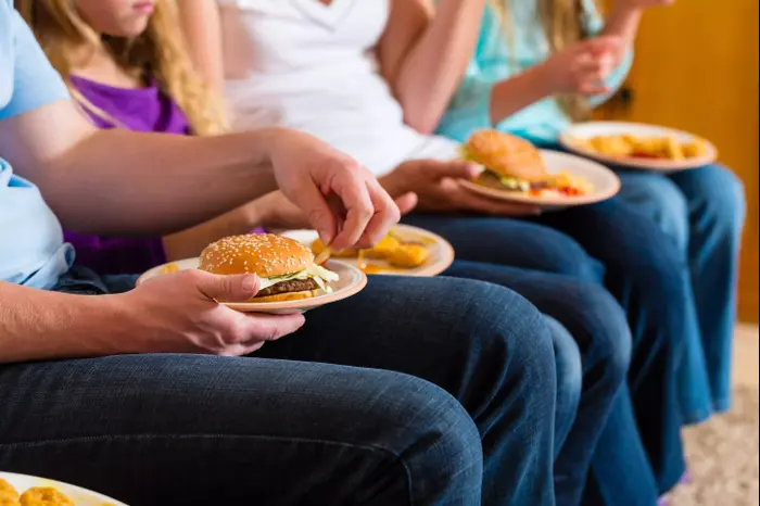ילדים אוכלים מזון מהיר (ShutterStock) ילדים אוכלים מזון מהיר (ShutterStock)