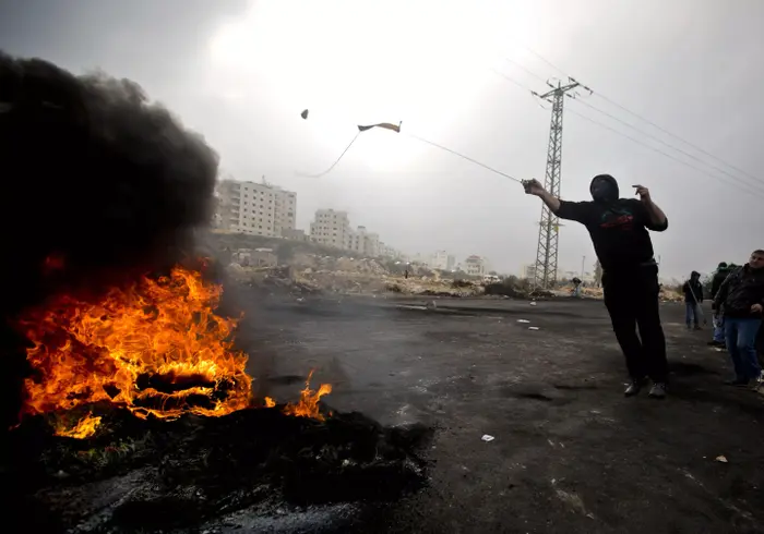 מהומות במחנה הפליטים קלנדיה, 16 בנובמבר 2015 (AP) מהומות במחנה הפליטים קלנדיה, 16 בנובמבר 2015 (AP)