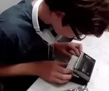 ילדים מנסים להפעיל ווקמן (צילום מסך) ילדים מנסים להפעיל ווקמן (צילום מסך)