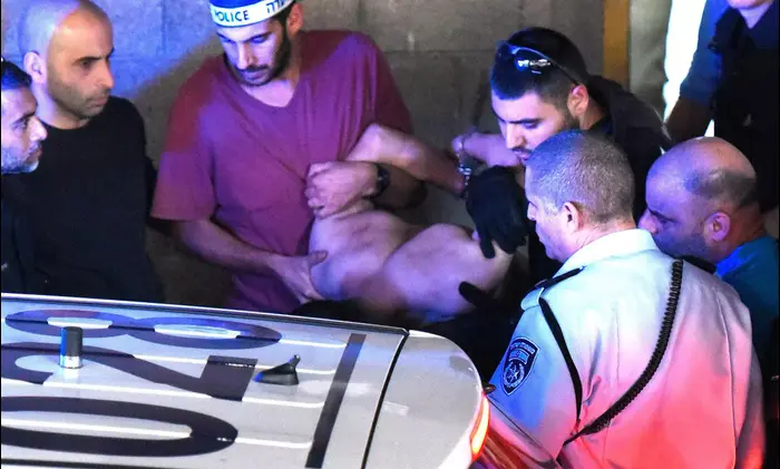 תפיסת המחבל בזירת פיגוע הדקירה, בניין פנורמה, תל אביב, 19 בנובמבר 2015 (ראובן קסטרו) תפיסת המחבל בזירת פיגוע הדקירה, בניין פנורמה, תל אביב, 19 בנובמבר 2015 (ראובן קסטרו)