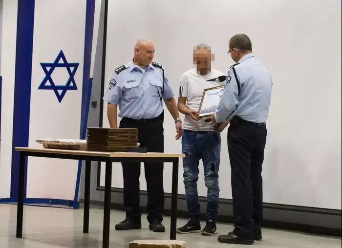 סוכן סמוי מוסלמי הפליל מפרי סדר ומיידי בקבוקי תבערה ואבנים ביפו, 22 בנובמבר 2015 (אבי כהן) סוכן סמוי מוסלמי הפליל מפרי סדר ומיידי בקבוקי תבערה ואבנים ביפו, 22 בנובמבר 2015 (אבי כהן)