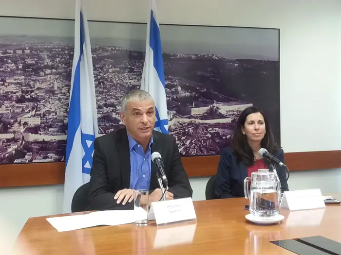 שר האוצר משה כחלון ודורית סלינגר הממונה על שוק ההון ביטוח וחיסכון (קובי ליאני) שר האוצר משה כחלון ודורית סלינגר הממונה על שוק ההון ביטוח וחיסכון (קובי ליאני)