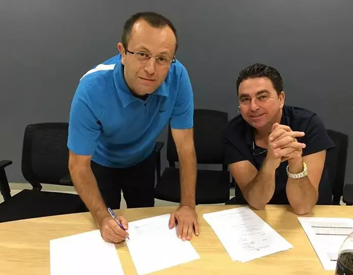 מאמן הפועל חולון דן שמיר עם הבעלים מיקי דורסמן (צילום מסך , דף הפייסבוק של הפועל חולון) מאמן הפועל חולון דן שמיר עם הבעלים מיקי דורסמן (צילום מסך , דף הפייסבוק של הפועל חולון)