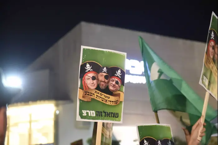 הפגנות נגד מתווה הגז בתל אביב, 28 בנובמבר 2015 (ראובן קסטרו) הפגנות נגד מתווה הגז בתל אביב, 28 בנובמבר 2015 (ראובן קסטרו)