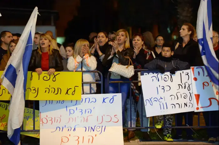 מחאה בעפולה בעקבות זכייה של ערבים במכרז למגרשים בעיר, בניין עיריית עפולה. דצמבר 2015 (מערכת וואלה! NEWS) מחאה בעפולה בעקבות זכייה של ערבים במכרז למגרשים בעיר, בניין עיריית עפולה. דצמבר 2015 (מערכת וואלה! NEWS)