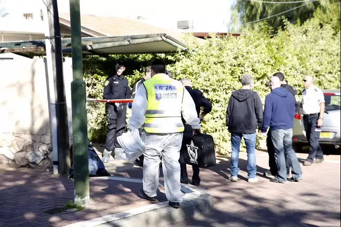 זירת הרצח ברמת השרון, 9 בדצמבר 2015 (מגד גוזני) זירת הרצח ברמת השרון, 9 בדצמבר 2015 (מגד גוזני)