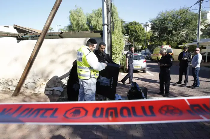 זירת הרצח ברמת השרון, 9 בדצמבר 2015 (מגד גוזני) זירת הרצח ברמת השרון, 9 בדצמבר 2015 (מגד גוזני)