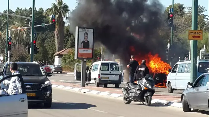 רכב עולה באש בנס ציונה, 9 בדצמבר 2015 (מערכת וואלה! NEWS) רכב עולה באש בנס ציונה, 9 בדצמבר 2015 (מערכת וואלה! NEWS)
