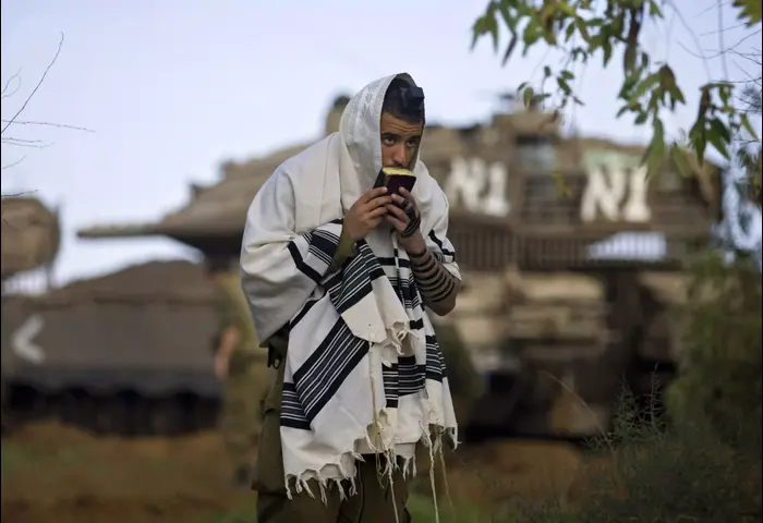 חייל צה"ל מתפלל עטוף תפילין בשטח (AP) חייל צה"ל מתפלל עטוף תפילין בשטח (AP)