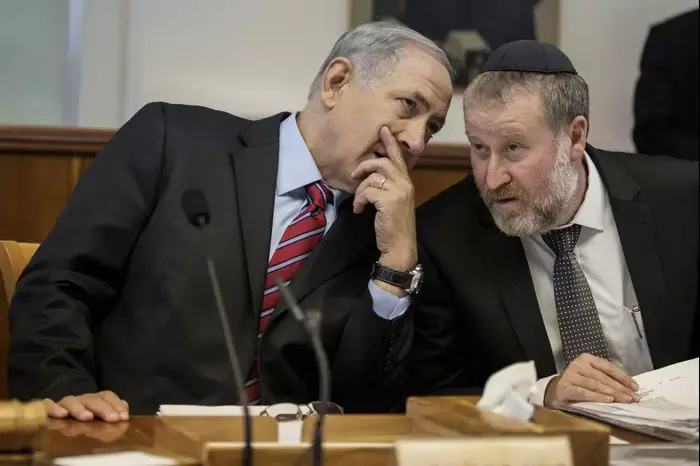 ראש הממשלה בנימין נתניהו עם מזכיר הממשלה אביחי מנדלבליט, 2015 (AP) ראש הממשלה בנימין נתניהו עם מזכיר הממשלה אביחי מנדלבליט, 2015 (AP)