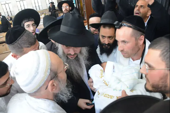 איש העולם התחתון עמיר מולנר חגג בסוף השבוע את הברית לבנו בנוכחות בכירי רבנים בבני ברק (מערכת וואלה! NEWS , שוקי לרר, בחדרי חרדים) איש העולם התחתון עמיר מולנר חגג בסוף השבוע את הברית לבנו בנוכחות בכירי רבנים בבני ברק (מערכת וואלה! NEWS , שוקי לרר, בחדרי חרדים)