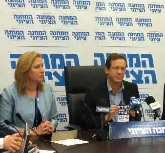 חברי הכנסת של סיעת המחנה הציוני, ישבו בישיבת הסיעה עם תג עליו כתוב - 'יהודי לא מסמן יהודי'. 'יהודי לא מסמן בני אדם'. במחאה על חוק הסימון (מערכת וואלה! NEWS) חברי הכנסת של סיעת המחנה הציוני, ישבו בישיבת הסיעה עם תג עליו כתוב - 'יהודי לא מסמן יהודי'. 'יהודי לא מסמן בני אדם'. במחאה על חוק הסימון (מערכת וואלה! NEWS)