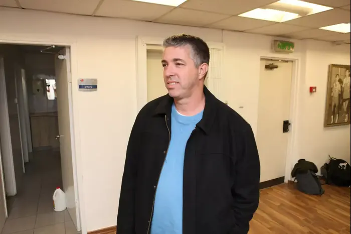 - יו"ר הפועל תל אביב רמי כהן (יוסי ציפקיס)