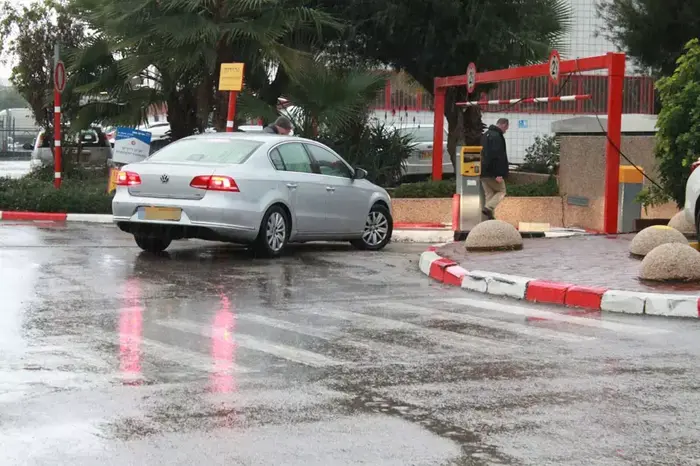 שרה נתניהו מגיעה לחקירה בלהב 433. דצמבר 2015 (ניב אהרונסון) שרה נתניהו מגיעה לחקירה בלהב 433. דצמבר 2015 (ניב אהרונסון)