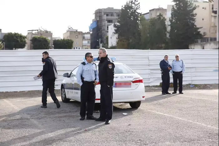 חפ"ק המשטרה ברחבת התחנה המרכזית בהרצליה, 5 בינואר 2016 (מגד גוזני) חפ"ק המשטרה ברחבת התחנה המרכזית בהרצליה, 5 בינואר 2016 (מגד גוזני)