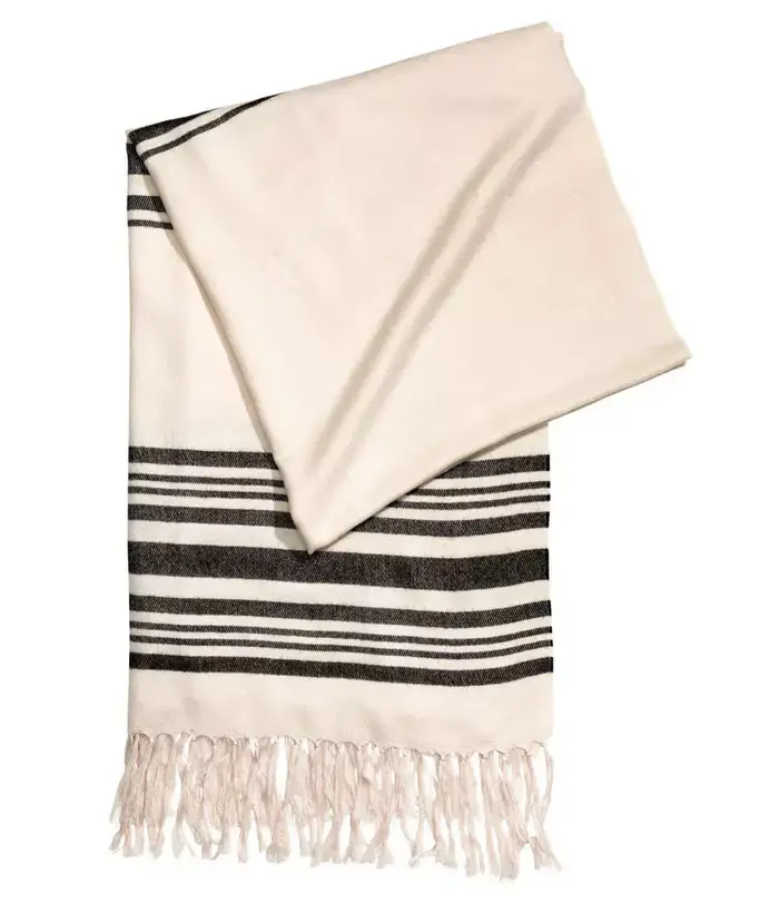 צעיף של M&H שנראה כמו טלית (יח"צ) צעיף של M&H שנראה כמו טלית (יח"צ)