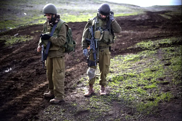 חיילי מילואים מהשריון במהלך תרגיל צבאי ברמת הגולן. ינואר 2016 (AP) חיילי מילואים מהשריון במהלך תרגיל צבאי ברמת הגולן. ינואר 2016 (AP)