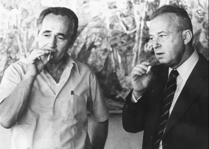יצחק רבין ושמעון פרס מעשנים, 1975 (GettyImages)