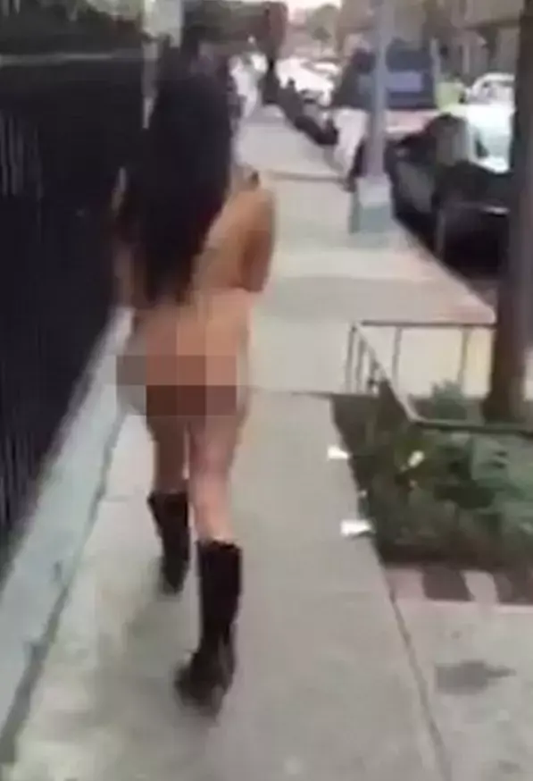 גבר הכריח את חברתו ללכת עירומה ברחוב (צילום מסך , דיילי מייל) גבר הכריח את חברתו ללכת עירומה ברחוב (צילום מסך , דיילי מייל)