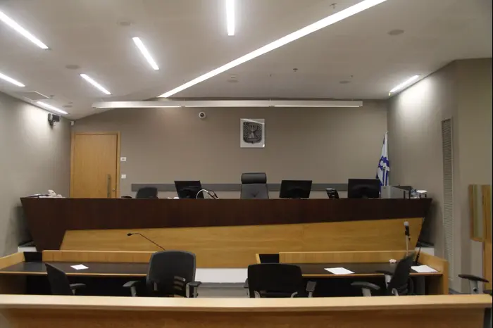 אולם מעצרים, בית משפט מחוזי תל אביב (אבי כהן) אולם מעצרים, בית משפט מחוזי תל אביב (אבי כהן)