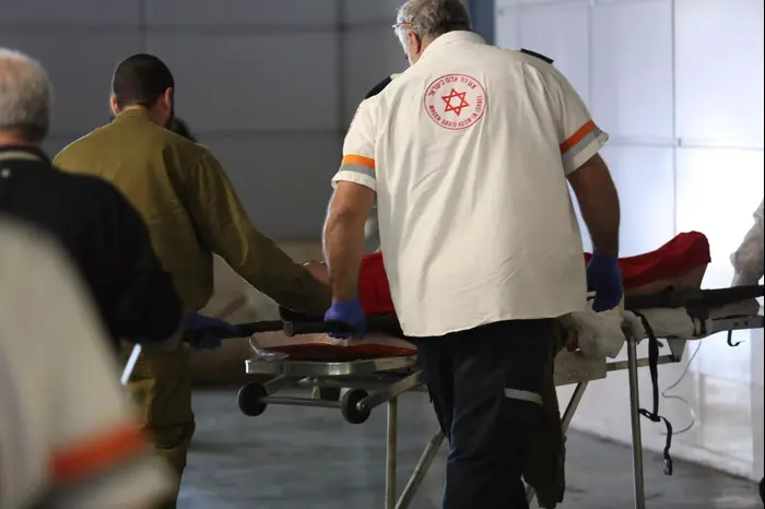 פינוי פצועים מפיגוע ירי במחסום DCO, בית חולים שערי צדק. 31 בינואר 2016 (נועם מושקוביץ) פינוי פצועים מפיגוע ירי במחסום DCO, בית חולים שערי צדק. 31 בינואר 2016 (נועם מושקוביץ)